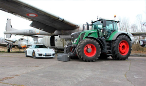 Fendt 828 Vario S4 «сделал» Porsche 911 GT3