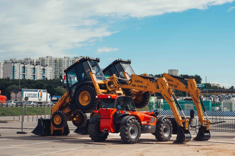 Екскаватори-навантажувачі Manitou