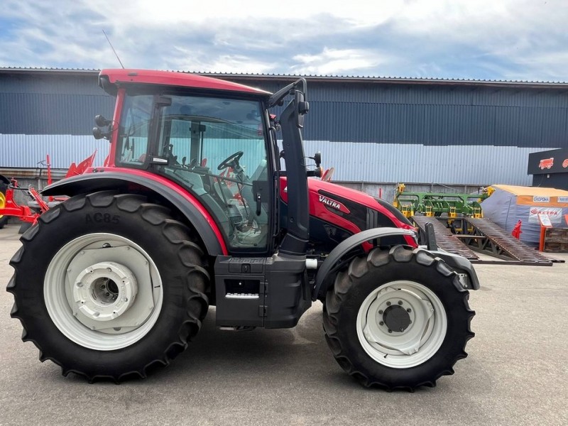 Колісний трактор Valtra G135 Active
