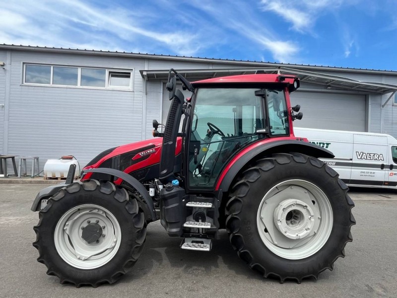 Колісний трактор Valtra G135 Active