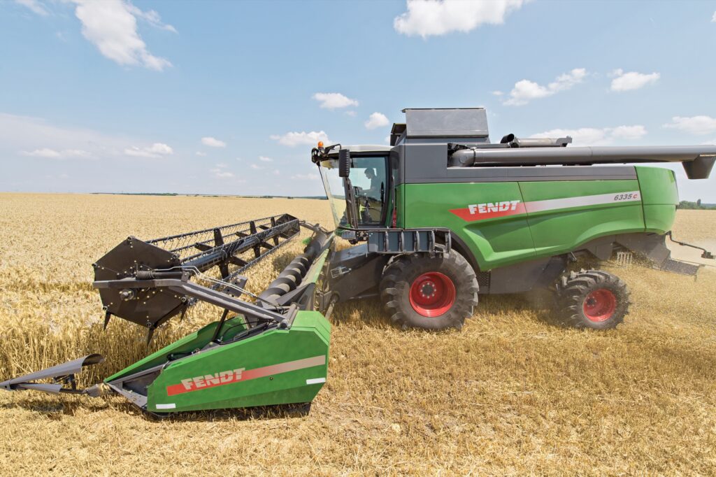 Комбайн Fendt 6335 C з жаткою під час збирання пшениці, вид збоку